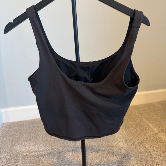 Vuori Daily Crop in Black Size Medium - Picture 3 of 4